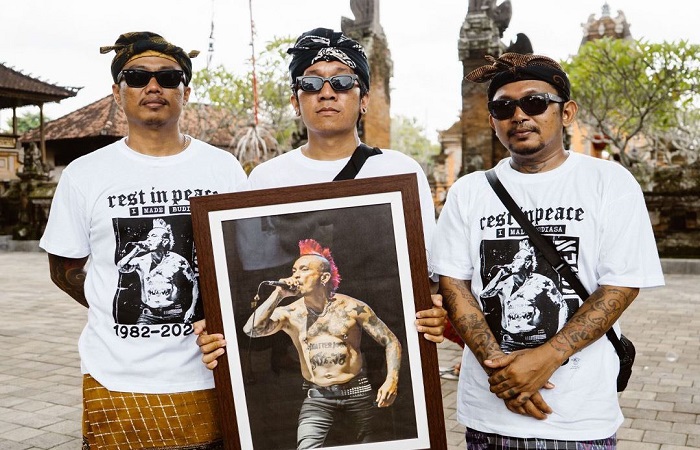 Kawan-kawan Koden mengantarkannya ke peristirahatan terakhir.