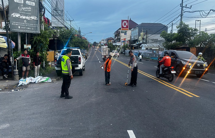Polisi lakukan Olah Tempat Kejadian Perkara (TKP) di perempatan Jalan Buluh Indah&ndash;Jalan Cempaka Biru, KM 8, Denpasar Utara, Minggu (4/01/2026) kemarin.