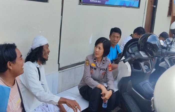Pria berbaju putih berinisial INS, 55, diamankan di Polsek Blahbatuh, Gianyar, karena melempar pemangku.