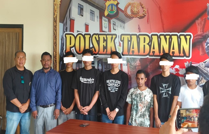 Korban pengeroyokan (tiga dari kanan) menerima permintaan maaf keenam pelaku yang ternyata masih dibawah umur.