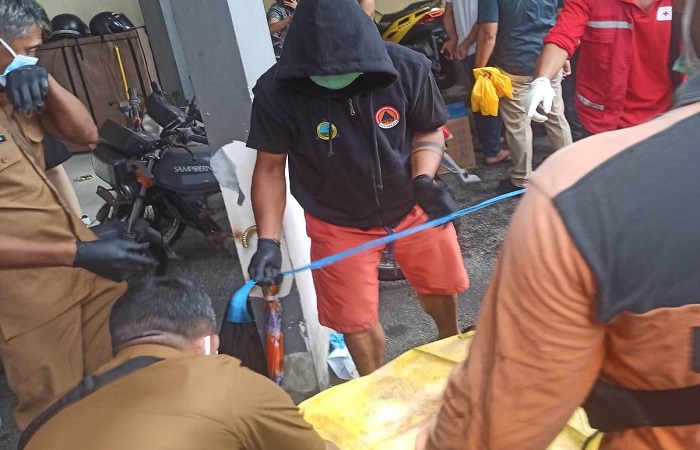 Jasad korban dimasukkan kantong jenazah dan dibawa ke RSUP Ngoerah, Sanglah, Denpasar.