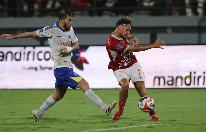 Gelandang Bali United, Thijmen Goppel (kanan) melepaskan diri dari kawalan bek Arema, Luiz Gustavo.