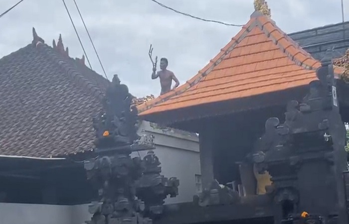 Pria bernama Soleman O, 38, mengamuk. Dia diketahui berada di atap rumah warga, di kawasan Kuta, Badung, Senin (5/01/2026) kemarin.