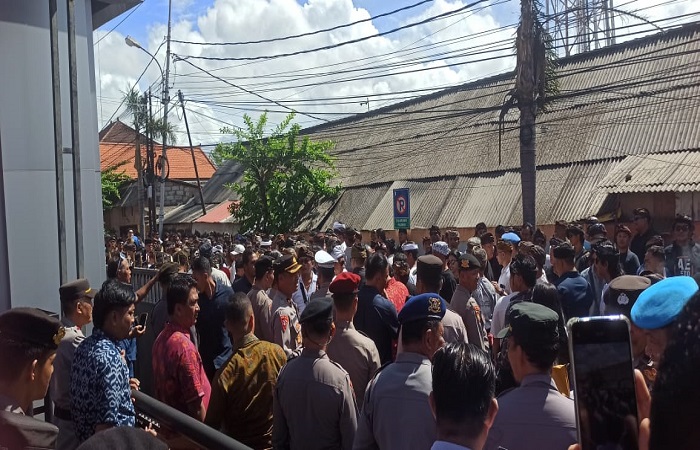 Puluhan Warga bersama Gus Kris ke Polresta Denpasar, Selasa (6/01/2026) kemarin.