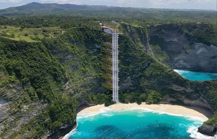 Lift kaca di Pantai Kelingking, Desa Bunga Mekar, Kecamatan Nusa Penida, yang belum dibonkar.