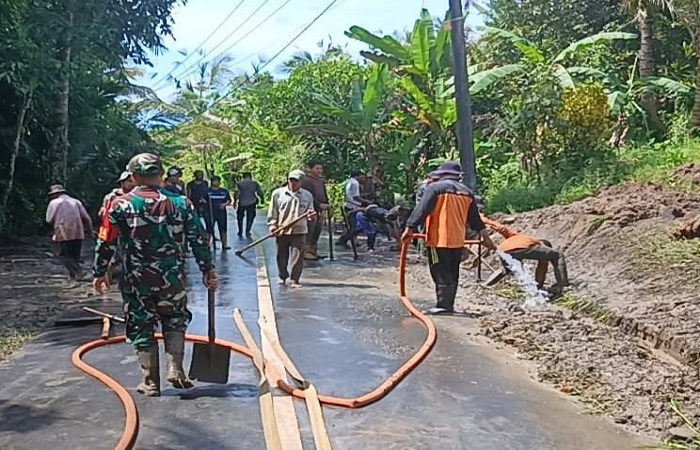 Kondisi tanah longsor yang menutupi akses jalan di  Banjar Dinas Asah Tegeh Desa Karya Sari, Kecamatan Pupuan, Tabanan.