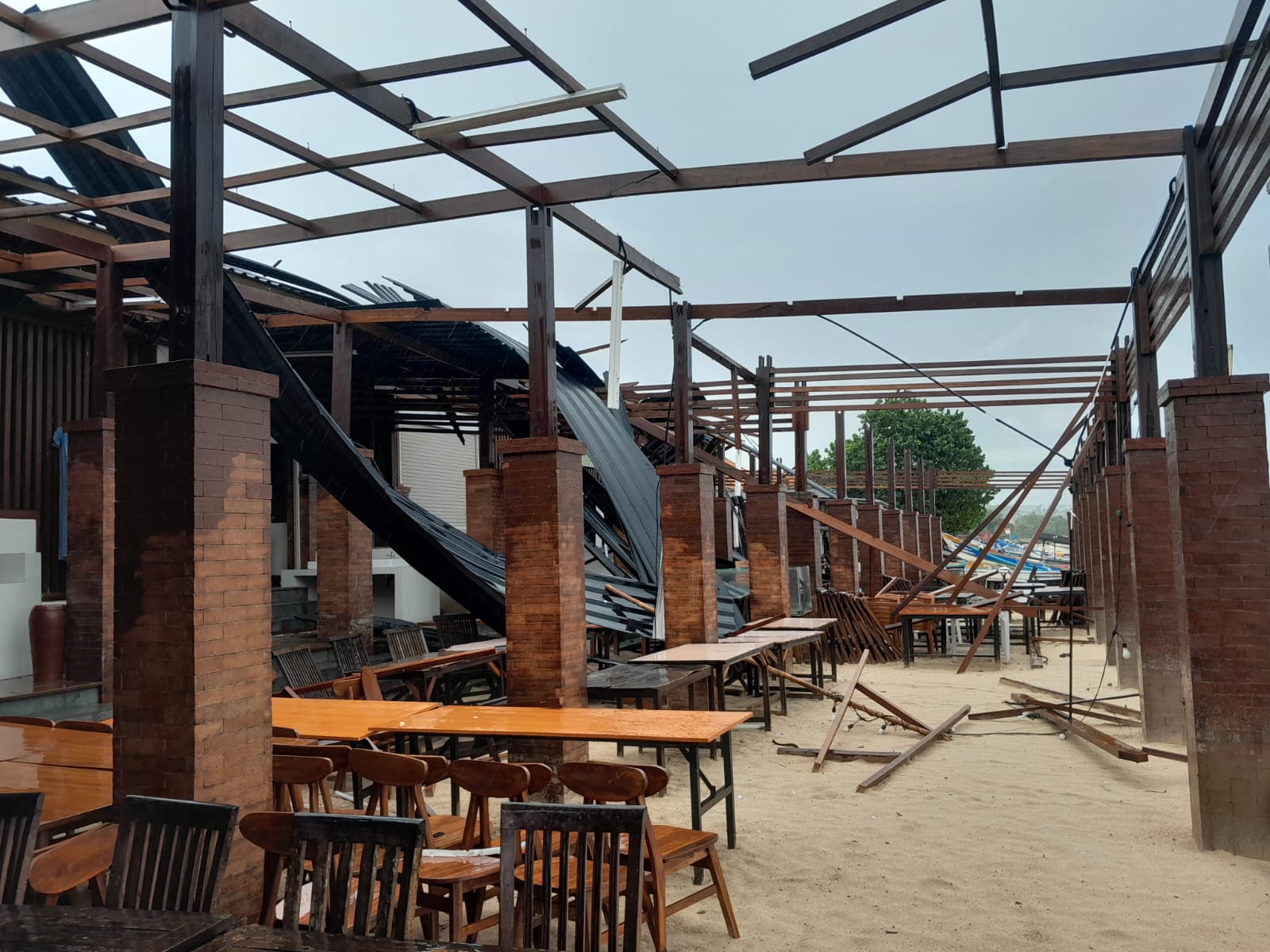 Sejumlah kafe di Jimbaran, Kecamatan Kuta Selatan, Kabupaten Badung, Kamis (8/01/2026) rusak diterjang angin kencang.&nbsp;