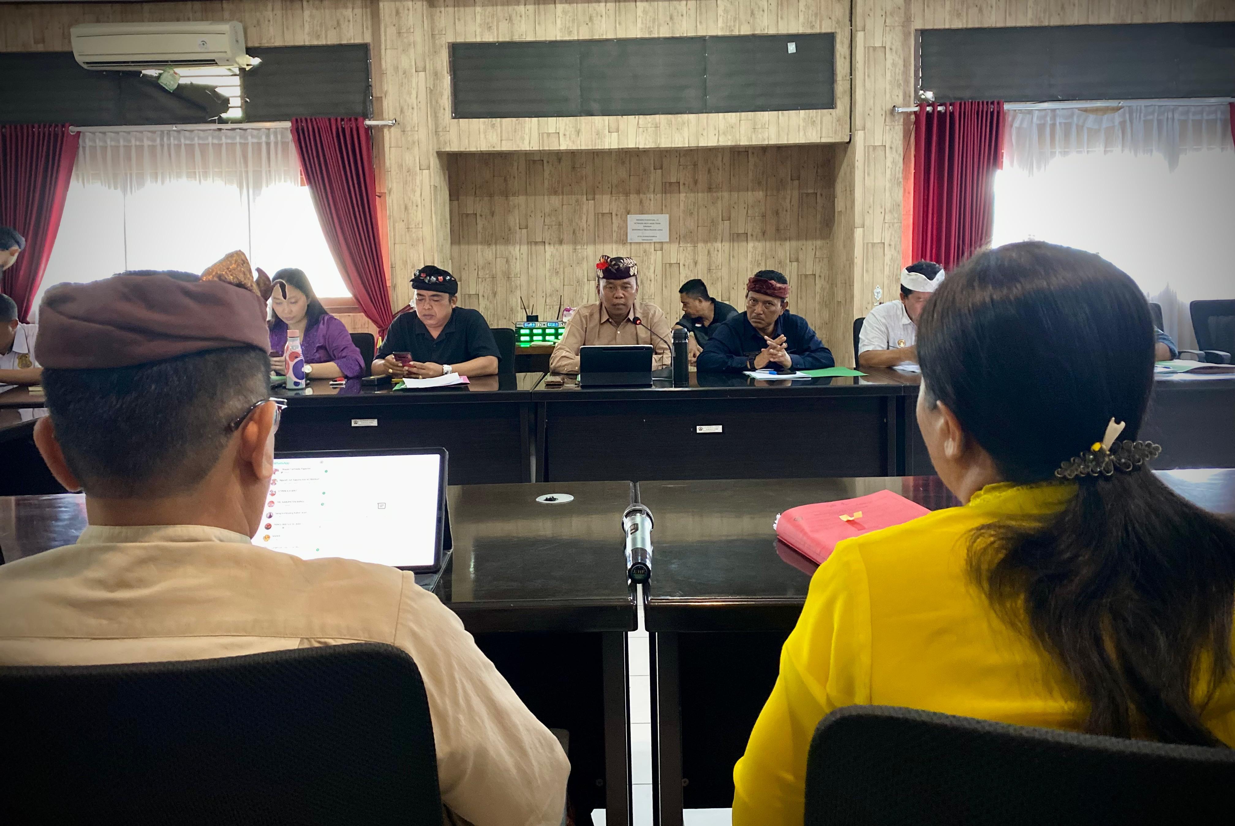Dua Pegawai Negeri Sipil (PNS) Pemkab Bangli mendapat sanksi disiplin berat.