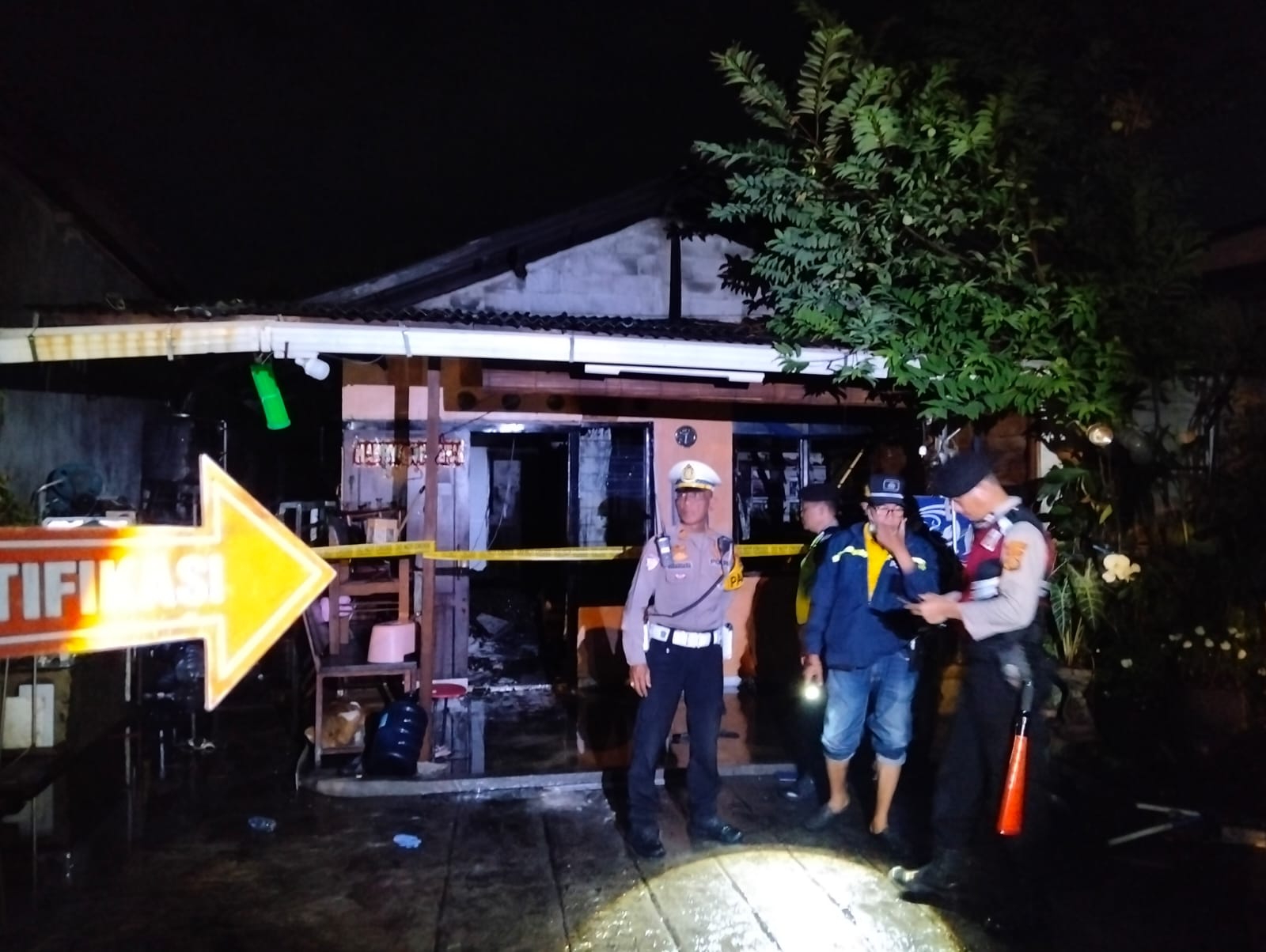Polisi memasang garis polisi di TKP kebakaran.Jenazah korban kebakaran dievakuasi ke ruang jenazah. Korban diketahui pegawai gereja GPIB Maranatha Denpasar.