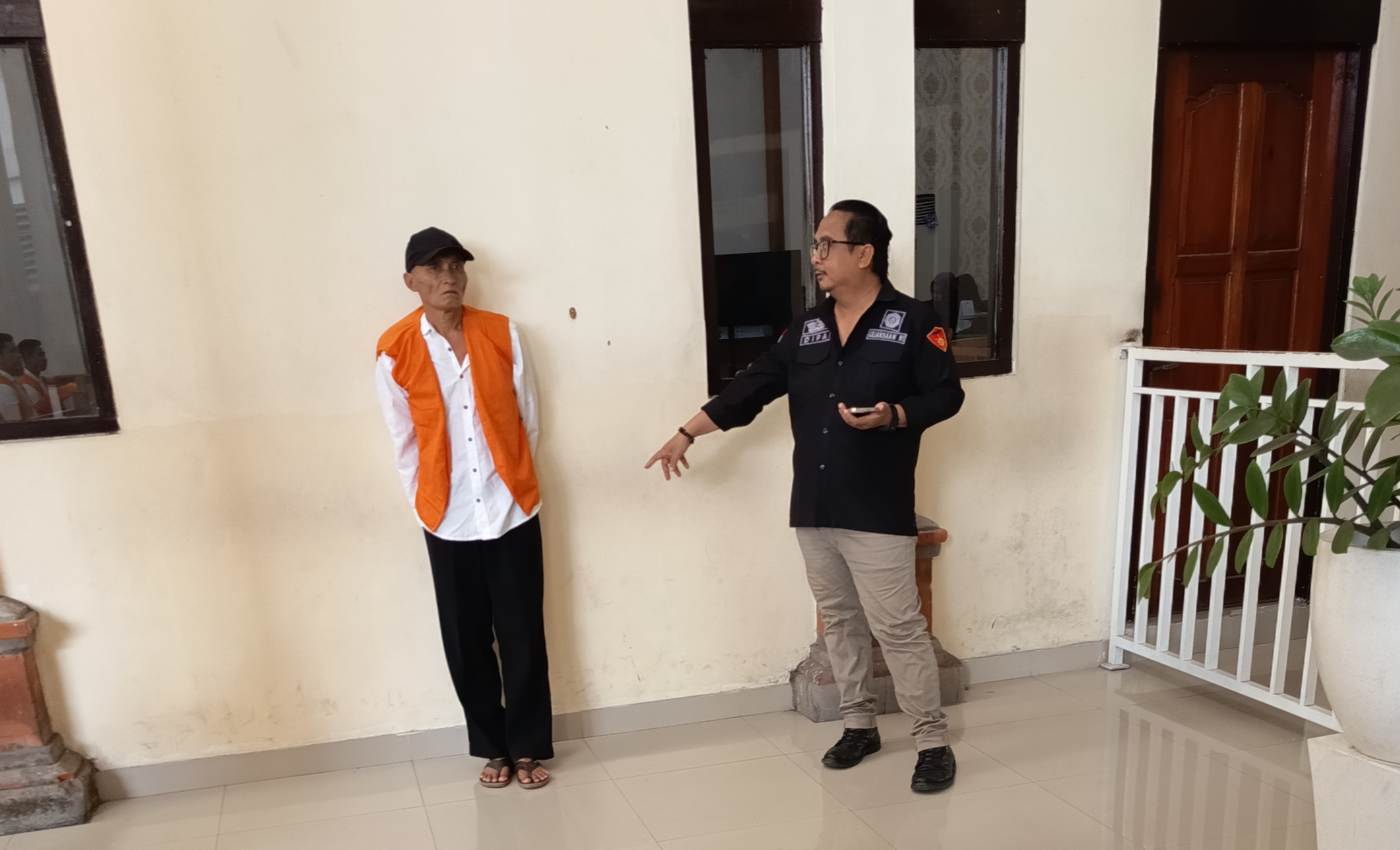 Museki tertunduk lesu. Pria 58 tahun asal Madura, Jawa Timur, itu dijatuhi pidana penjara selama 7,5 tahun oleh majelis hakim PN Denpasar yang diketuai I Wayan Suarta.
