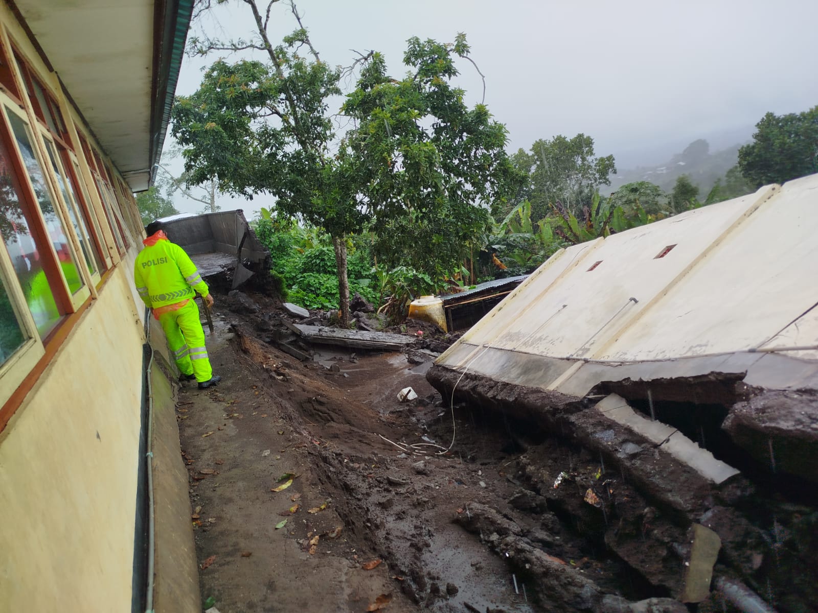 Hujan deras yang mengguyur wilayah Kabupaten Bangli menyebabkan terjadinya sejumlah bencana alam, Jumat (9/1). Di antaranya longsornya bangunan toilet Sekolah Dasar Negeri (SDN) 2 Batur.