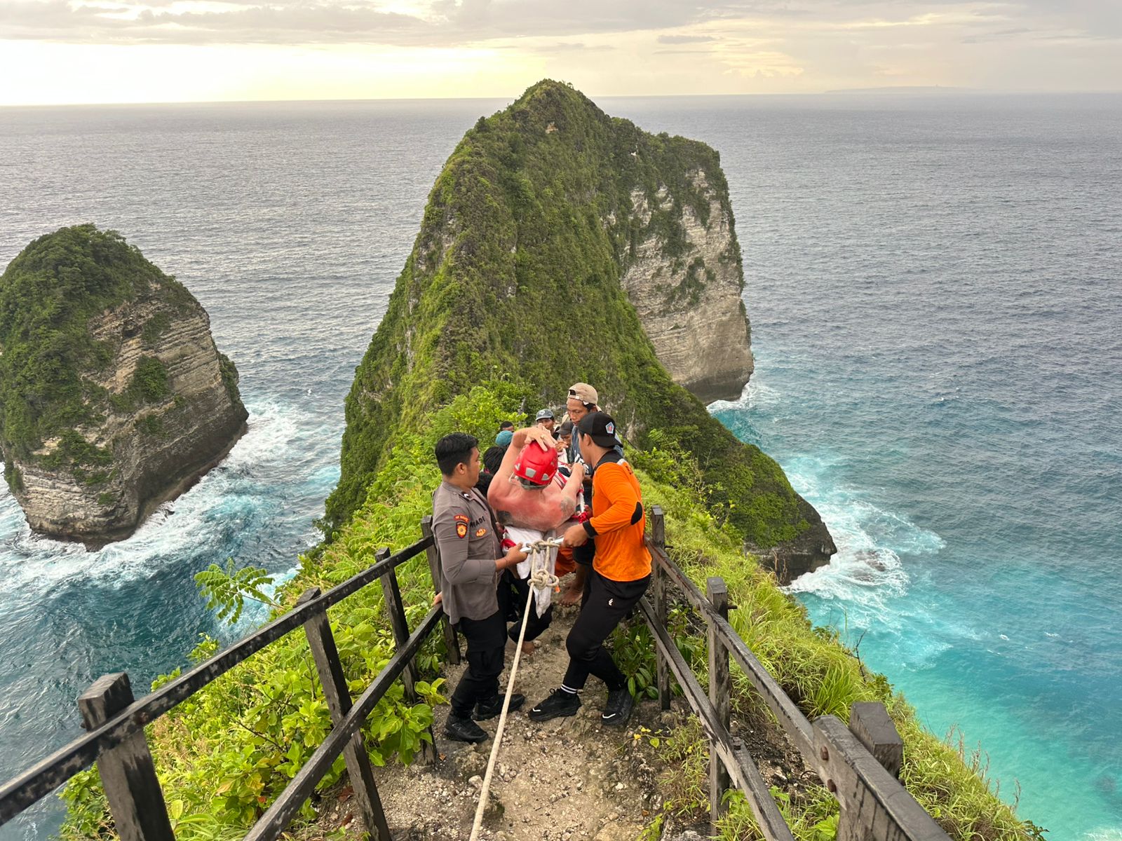 Petugas evakuasi wisatawan bernama Martello Romani, 49, berkebangsaan Republik Ceko yang mengalami kecelakaan laut di kawasan wisata Pantai Kelingking.&nbsp;