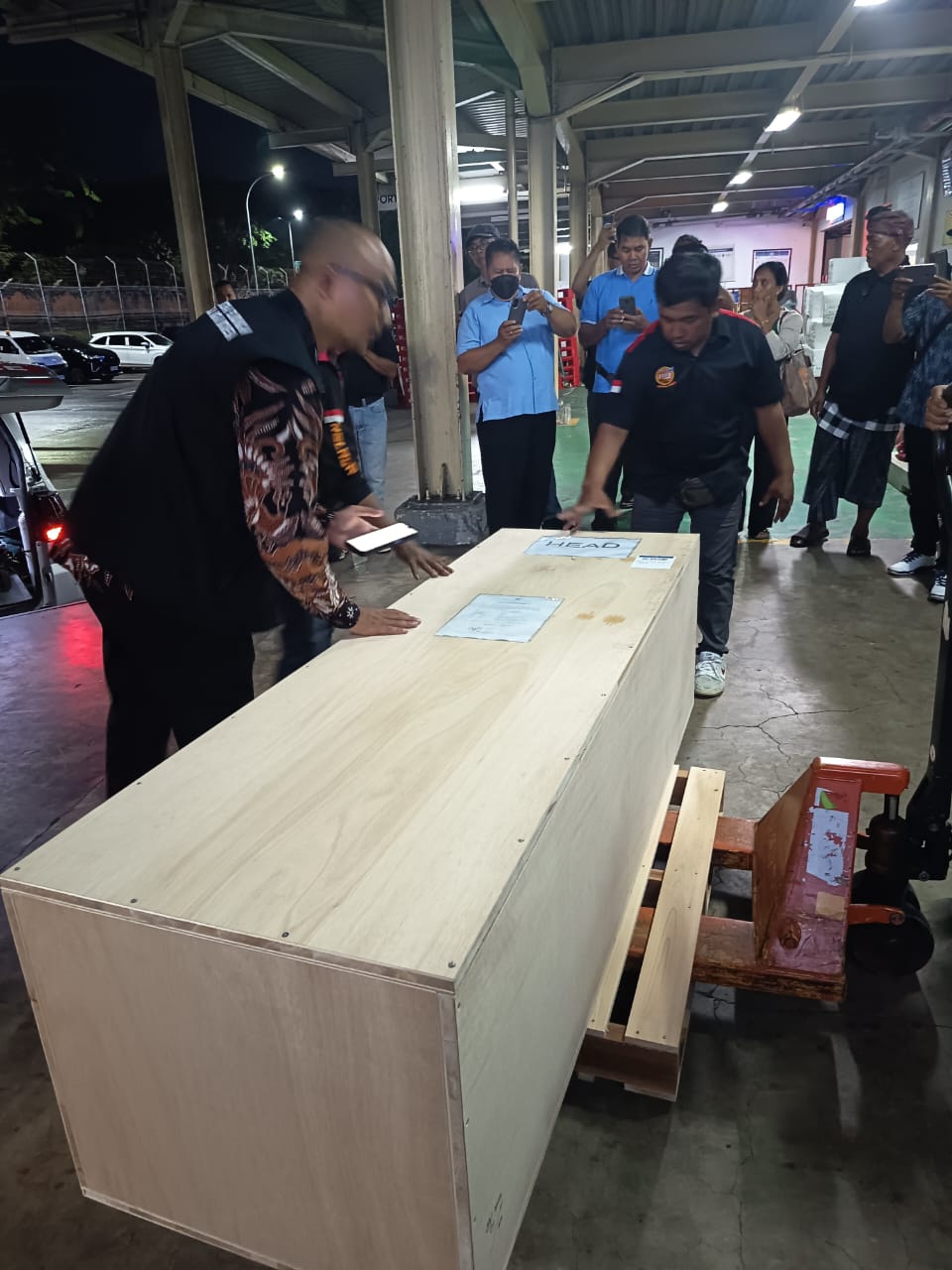 PMI asal Kabupaten Buleleng bernama Kadek Agus Winarta, 23, ditemukan meninggal dunia di Jepang pada Minggu, 21 Desember 2025. Kini jenazahnya sudah tiba di Bali pada Jumat (9/11).