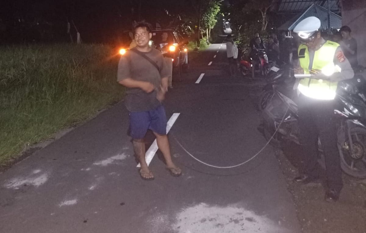 Polisi melakukan olah TKP di lokasi laka lantas, yang mengakibatkan satu orang tewas.