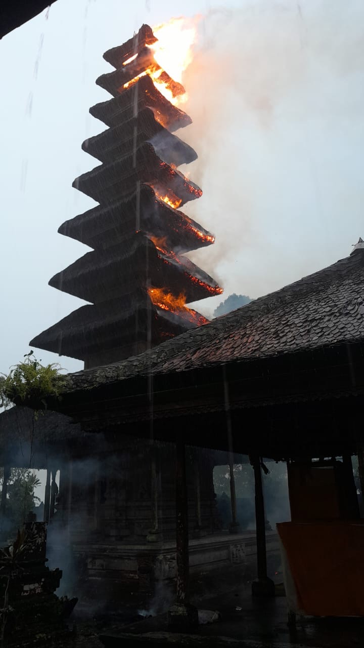 Meru tumpang sembilan di Pura Pedarmaan  Arya Gajah Pare di Pura Agung Besakih, Desa Besakih, Kecamatan Rendang, terbakar akibat tersambar petir, pada Minggu (11/1) kemarin.