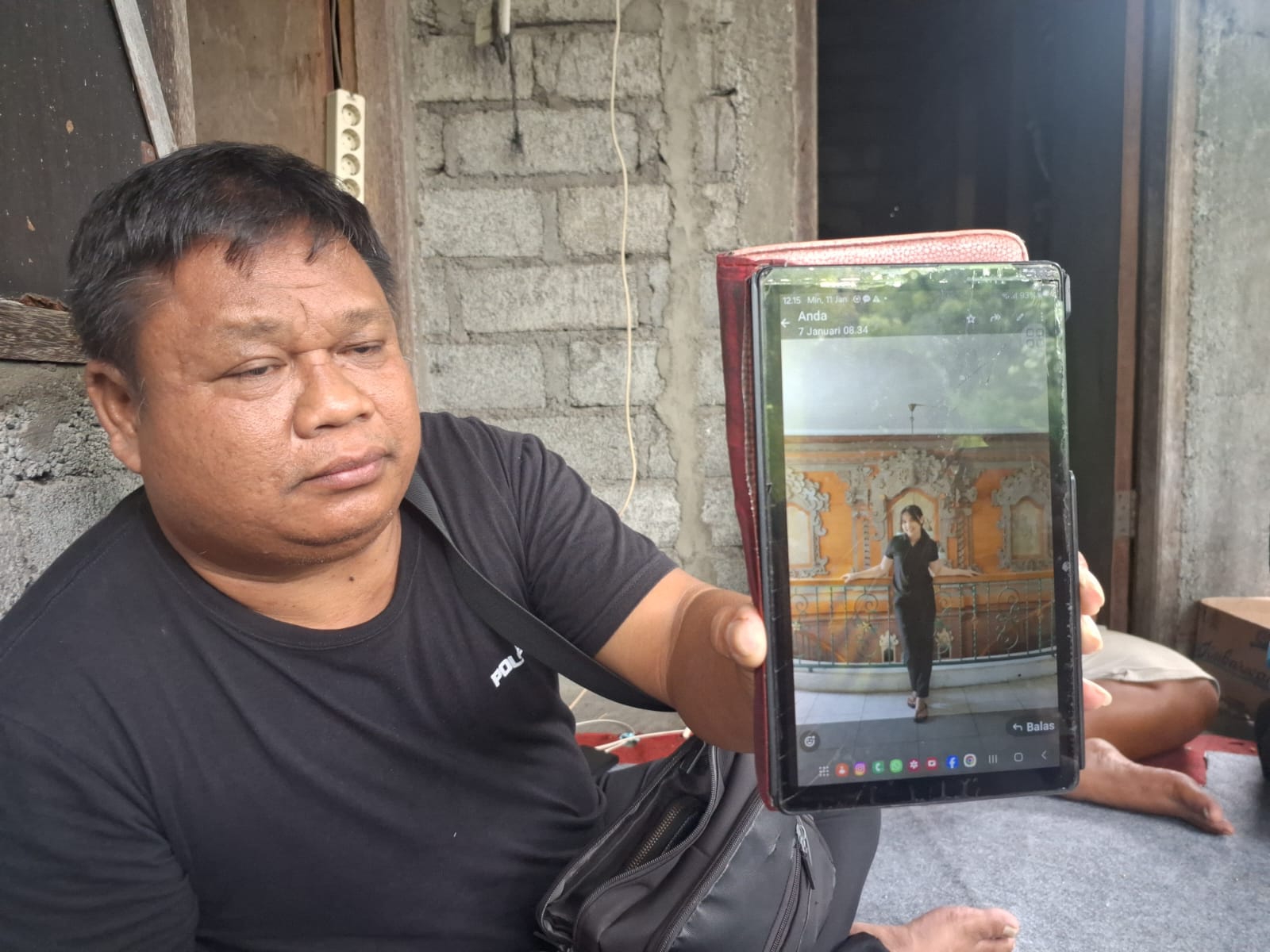 Pihak keluarga saat menunjukkan foto mendiang Ni Komang Dewantari, PMI yang meninggal tenggelam di Turki.