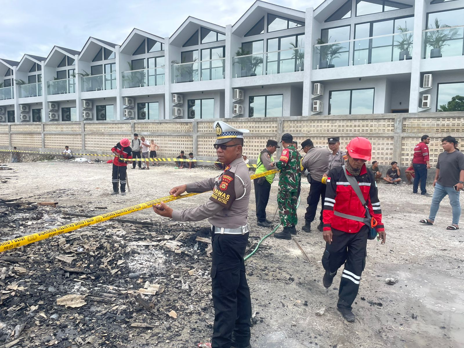 Polisi memasang garis polisi di lokasi kebakaran di bedeng proyek Villa Dream Melasti yang berlokasi di Jalan Pantai Melasti, Ungasan.