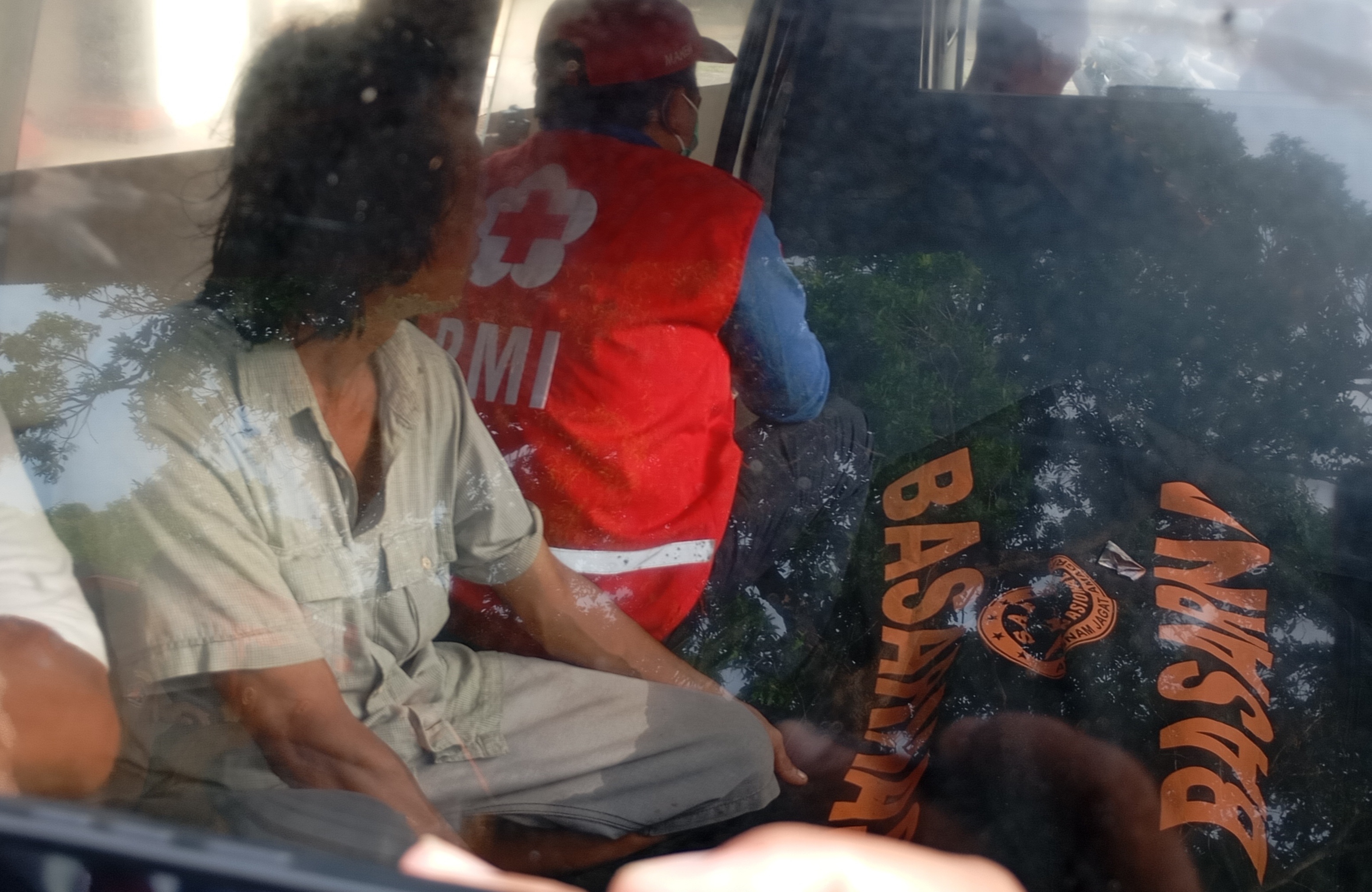 Jenazah Made Serina dievakuasi menuju rumah duka, pasca ditemukan tak bernyawa di Pantai Lingga. Awalnya ia terlibat laka lantas dan hanyut di saluran drainase.