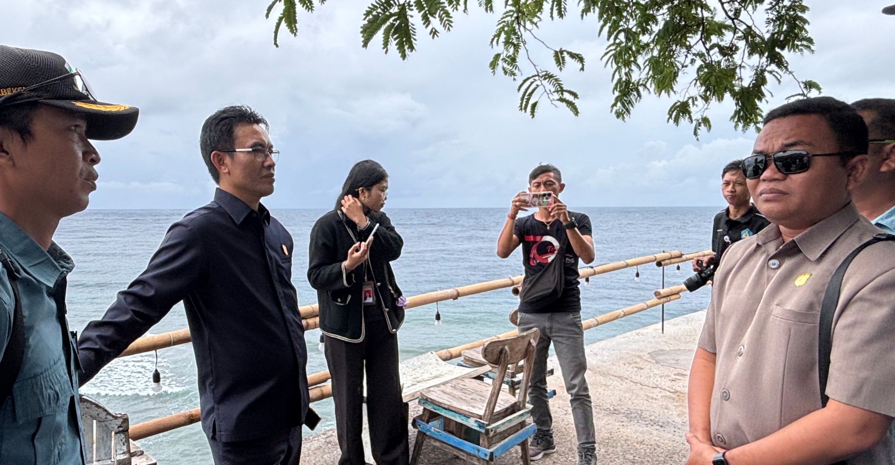 Komisi II DPRD Karangasem saat meninjau bangunan yang melanggar sempadan pantai di kawasan Banjar Dinas Lean, Desa Bunutan, Kecamatan Abang, Senin (12/1) kemarin.