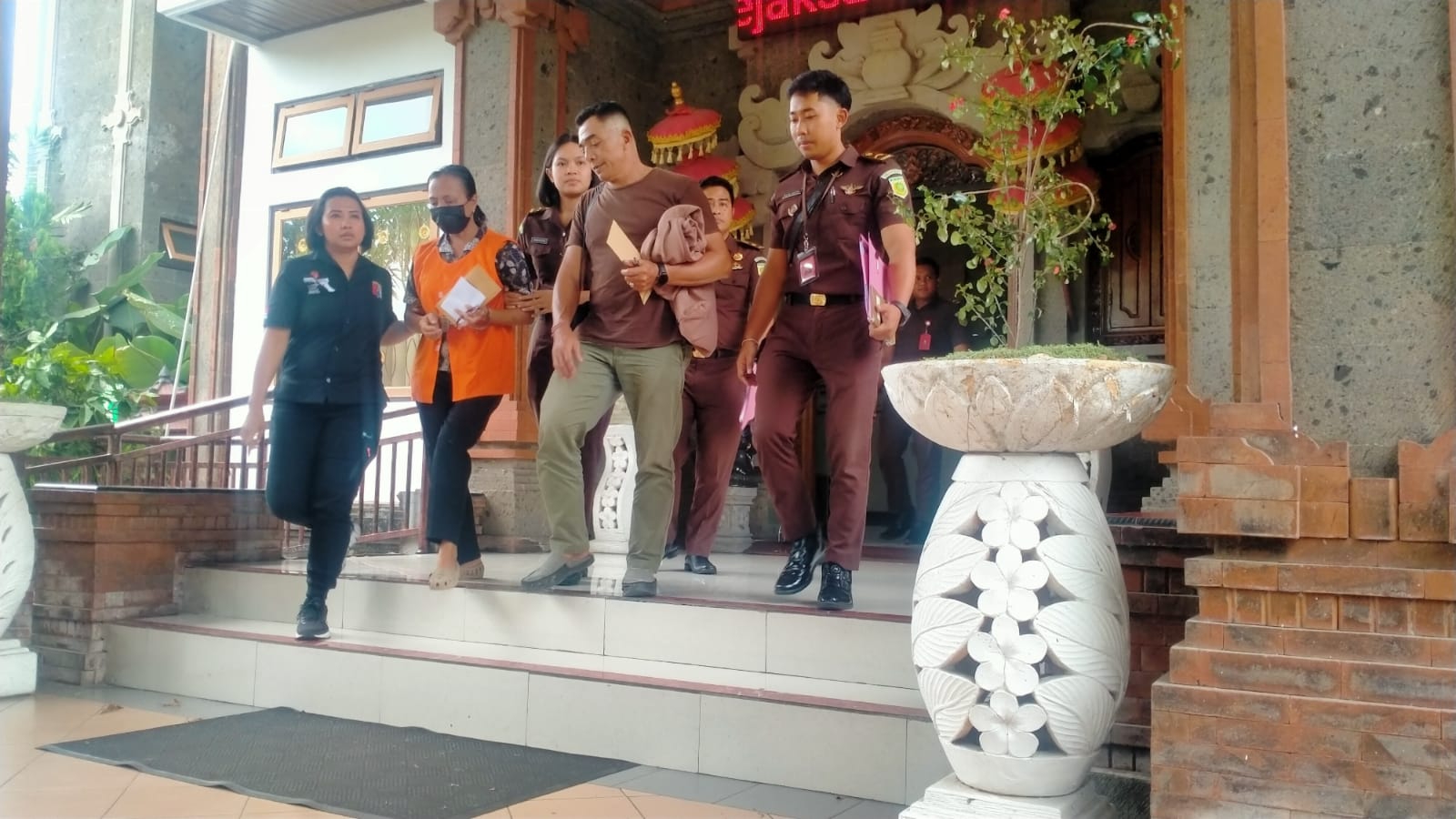 MS, Ketua LPD Desa Adat Pacung, Desa Senganan, Penebel Tabanan ketika digelandang di Kejari Tabanan yang menjadi tersangka kasus korupsi LPD.
