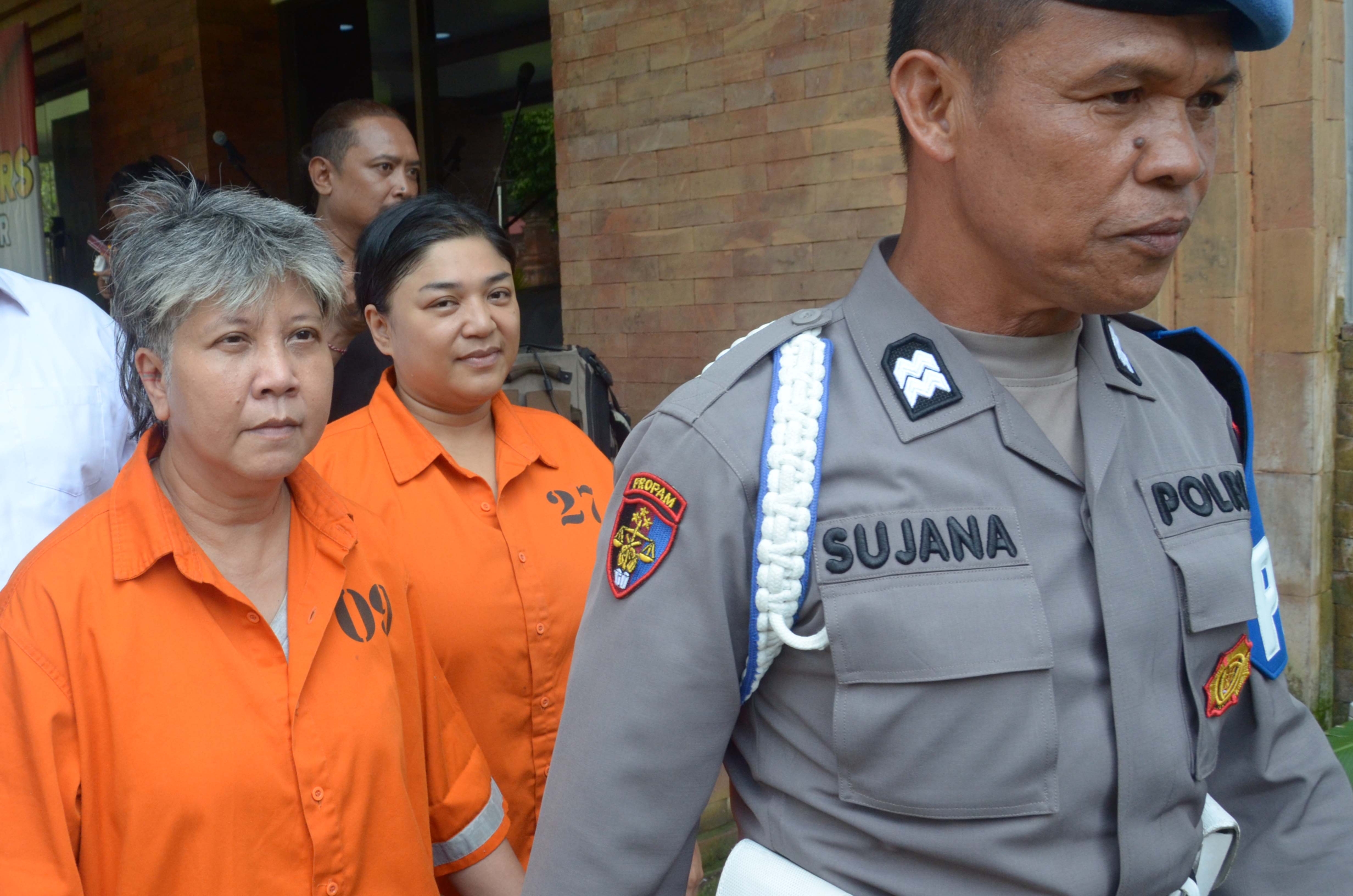 Para pengedar narkoba kenakan pakaian tahanan Polresta Denpasar.
