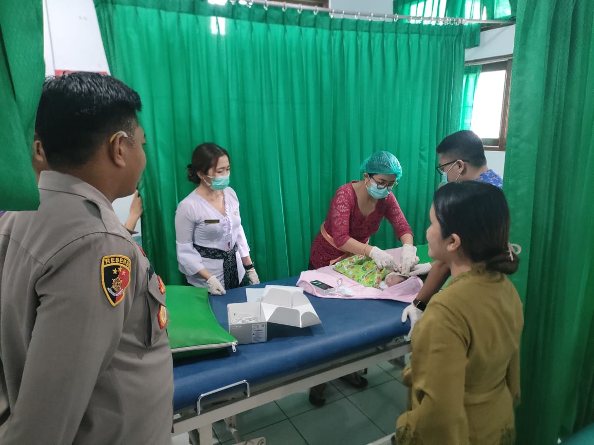Tim medis melakukan penanganan terhadap ibu dan bayi.