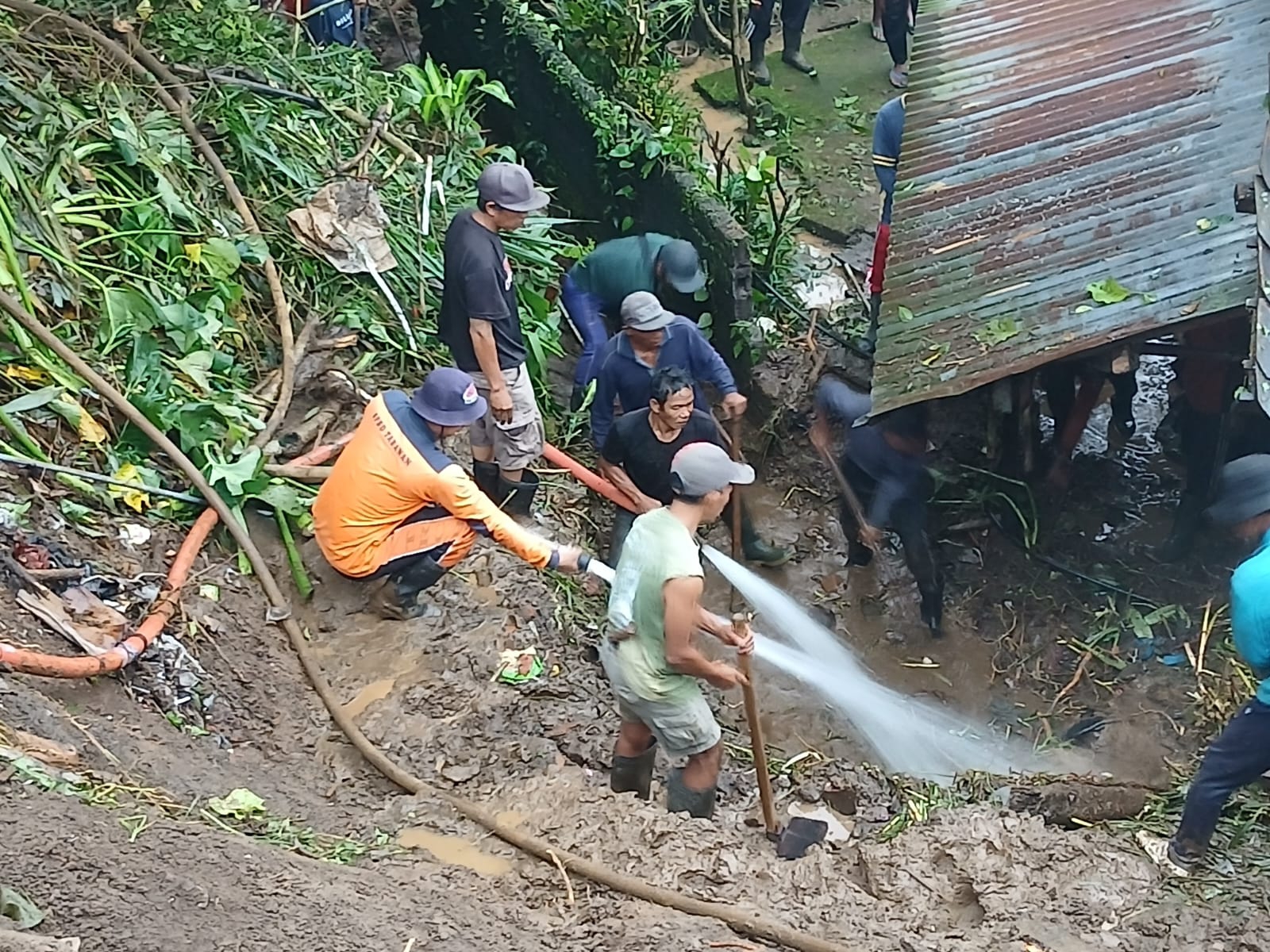 Kondisi senderan tembok rumah warga yang ada di Kecamatan Pupuan, Tabanan rusak parah akibat longsor.