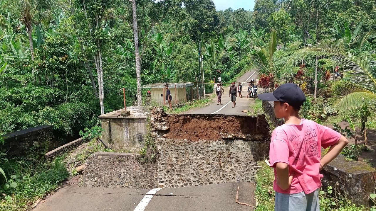 Akses jalan dari Desa Titab menuju Banjar Batumegaang terputus karena tergerus air dari Tukad Saba.