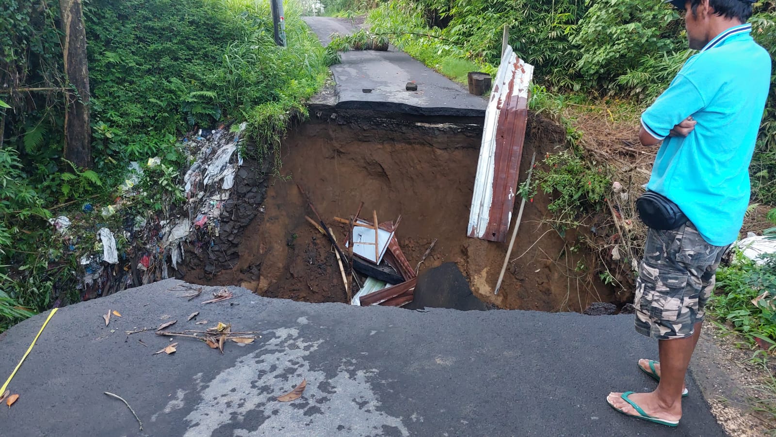 Kondisi jembatan Luwus&ndash;Petang di Banjar Poyan, Kecamatan Baturiti yang terputus akibat hujan deras.