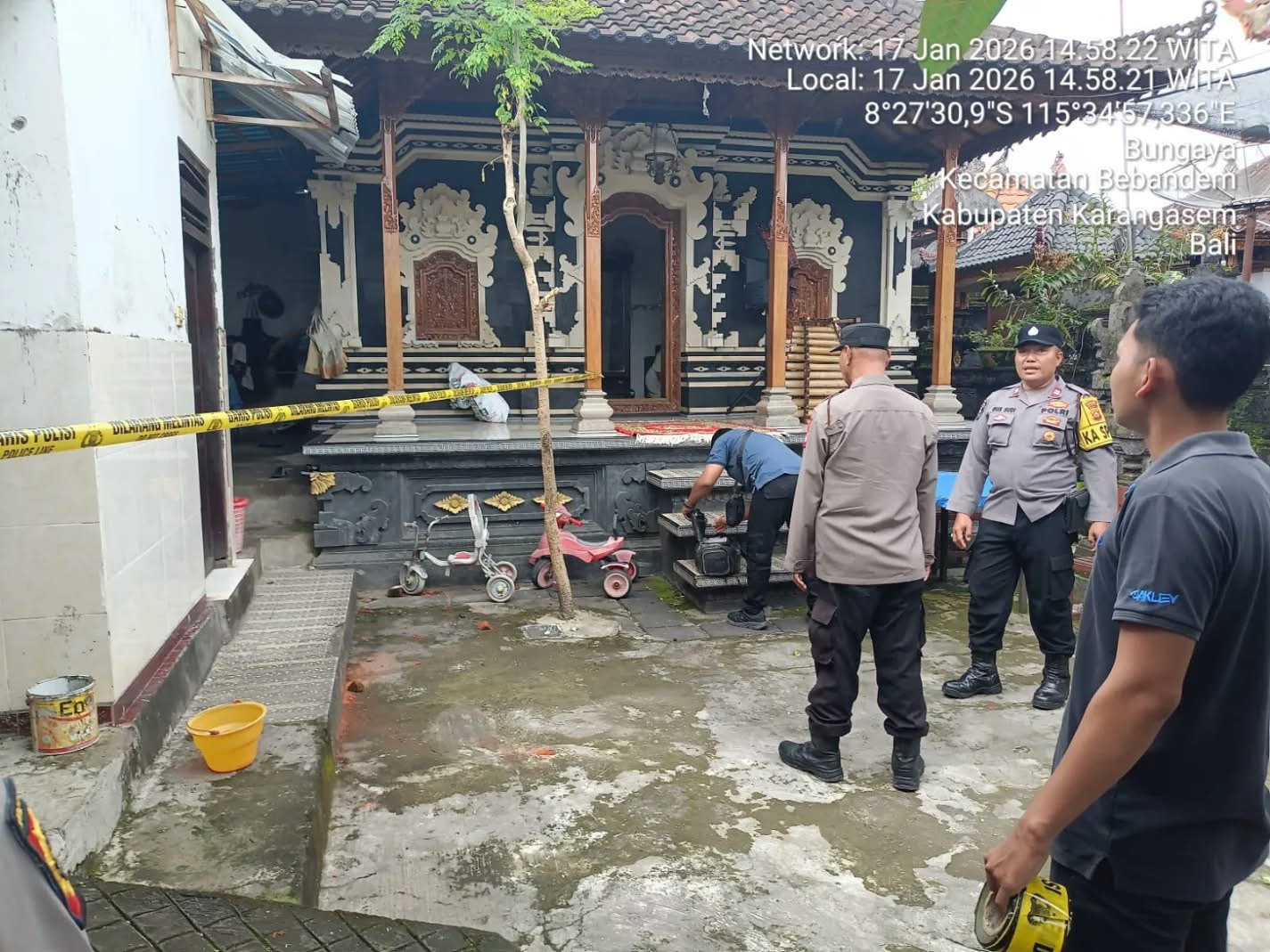 Polisi saat melakukan olah tkp pelemparan batu ke rumah pemilik anjing di Desa Bungaya Karangasem.