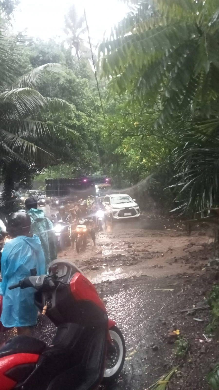 Jalur Denpasar-Amlapura tepatnya di Sanghyang Ambu, Desa Bugbug longsor akibat hujan deras hingga membuat arus lalulintas terganggu.