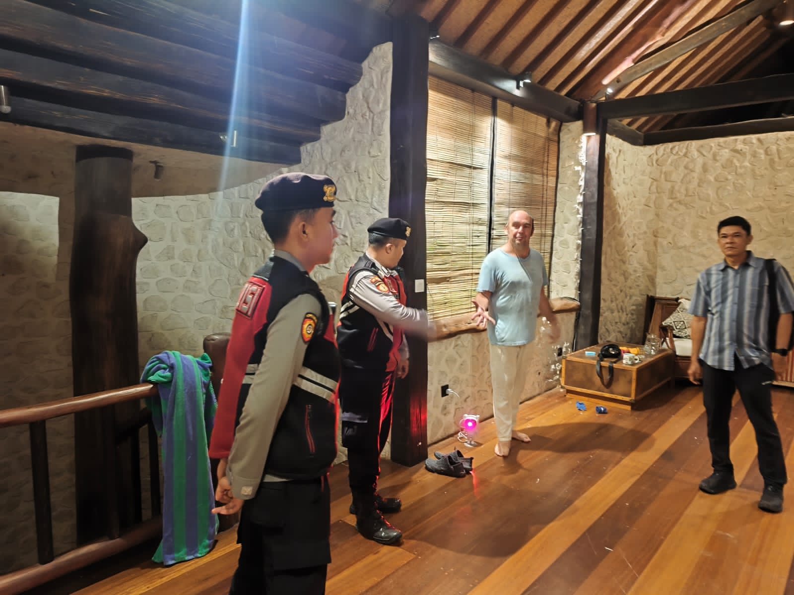 Petugas mendatangi vila tempat tinggal WNA di Desa Keliki, Gianyar, Bali.