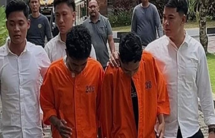 Alberto Jestin Kasmuni dan Oskar US Panyongang kenakan pakaian tahanan. Mereka ditangkap polisi karena mencuri di Bali.