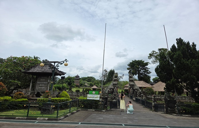 Tampak wistawan asing berfoto di depan pintu masuk obyek wisata Pura Taman Ayun, Mengwi, Bangli.