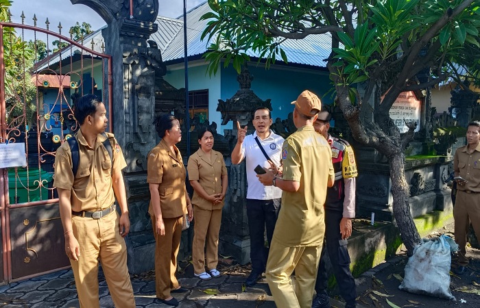 Suasana di SDN 5 Kubutambahan setelah sekolah tersebut dan SDN 4 Kubutambahan disegel.