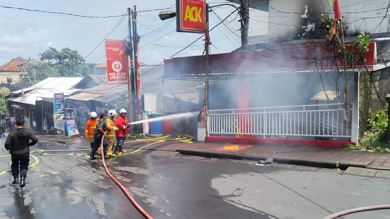 Petugas Damkar Badung berupaya memadamkan api di ACK, di Jalan Kurusetra, Kelurahan Benoa, Kecamatan Kuta Selatan, Badung, Selasa (20/1/2026) kemarin.