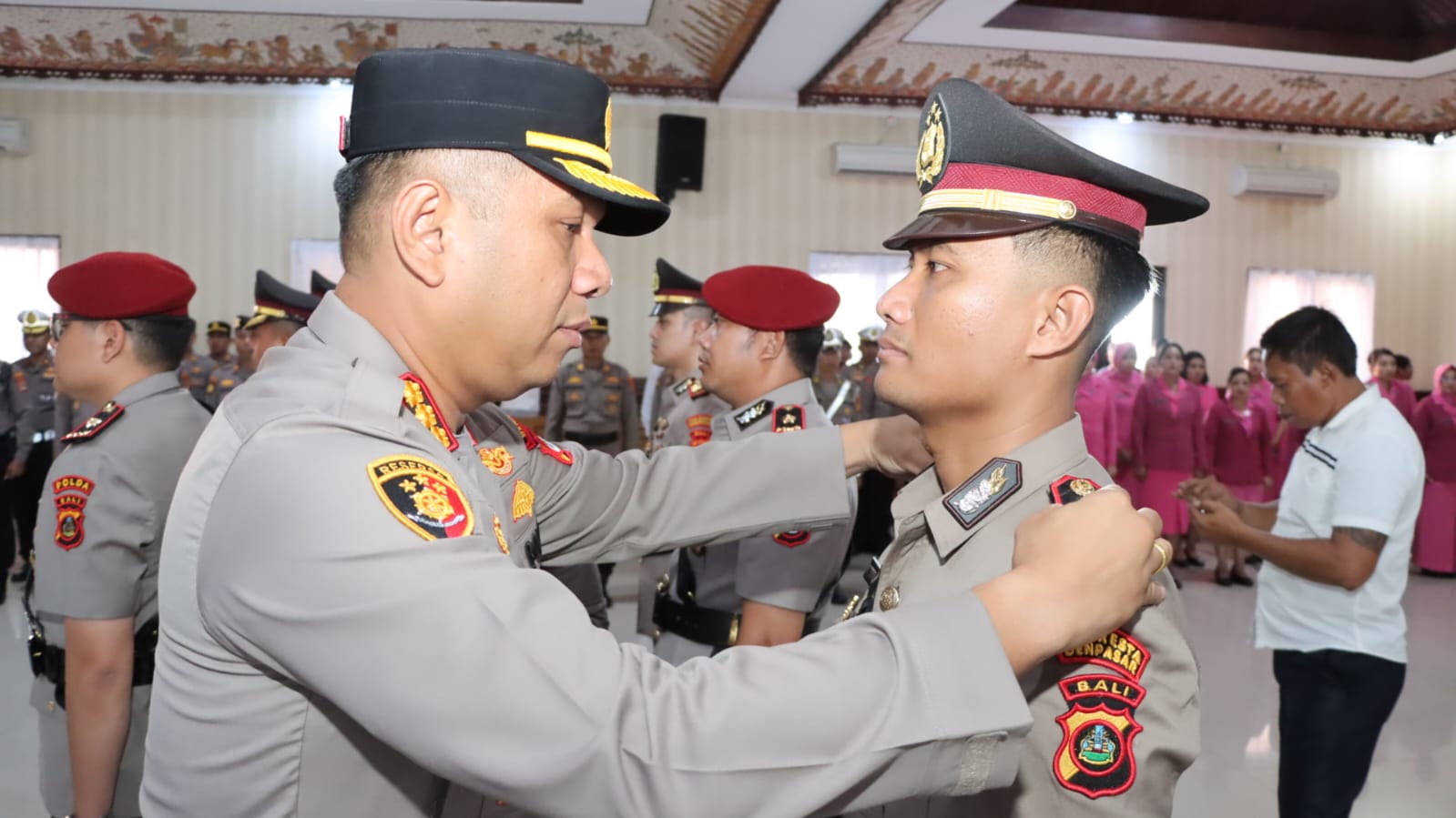 Kapolresta Denpasar Kombes Pol. Muhammad Iqbal Simatupang, memimpin upacara serah terima jabatan Kabagops, Kapolsek jajaran, serta penyerahan jabatan Kasatreskrim dan Kasatresnarkoba, kemarin.