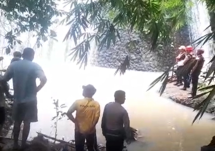 Petugas gabungan melakukan pencarian ibu dan bayi yang hanyut di kecamatan Marga, Tabanan.