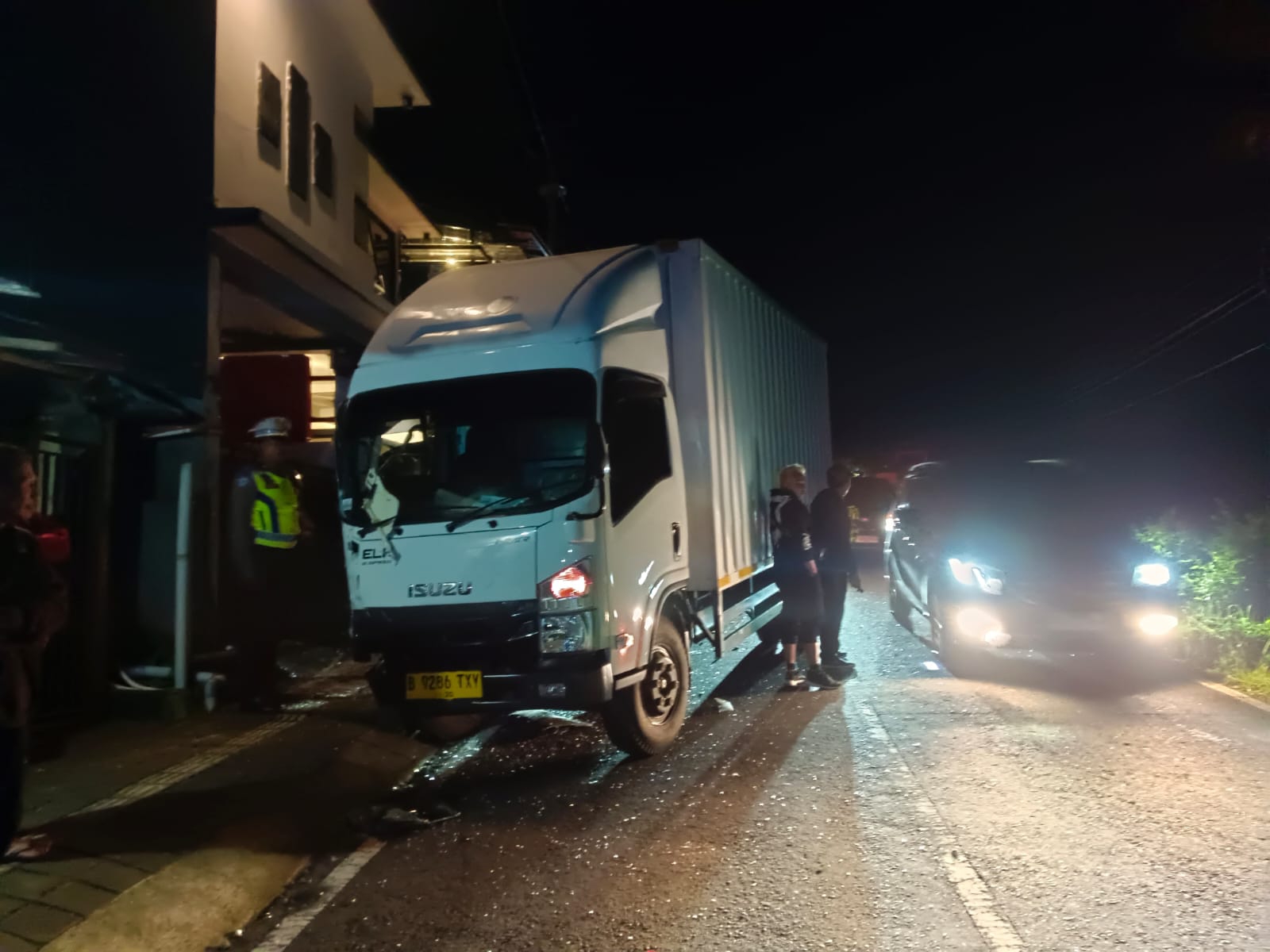Mobil Isuzu Box setelah menabrak Daihatsu Espass. Beruntung tidak ada korban jiwa dalam peristiwa tersebut.
