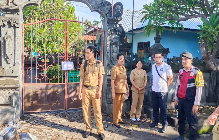 Suasana di SDN 5 Kubutambahan pasca penyegelan. Ahli waris masih keberatan dengan permintaan Pemkab Buleleng untuk membatalkan sertifikat mereka.