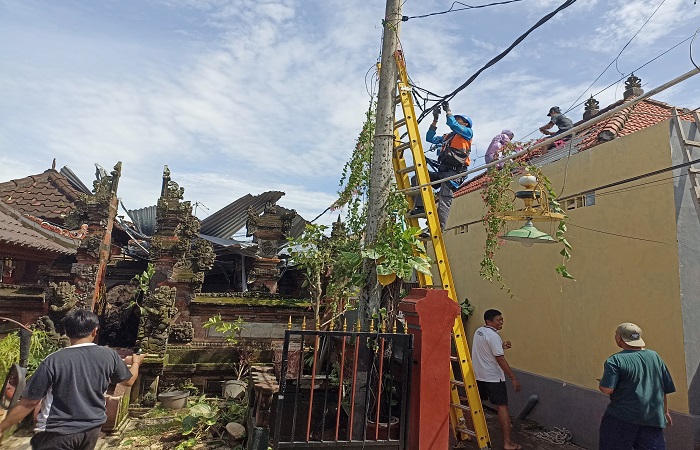 Akibat angin puting beliung mengamuk sekitar pukul 02.00 dini hari kemarin, mengakibatkan puluhan rumah mengalami kerusakan di kawasan Denpasar Selatan.