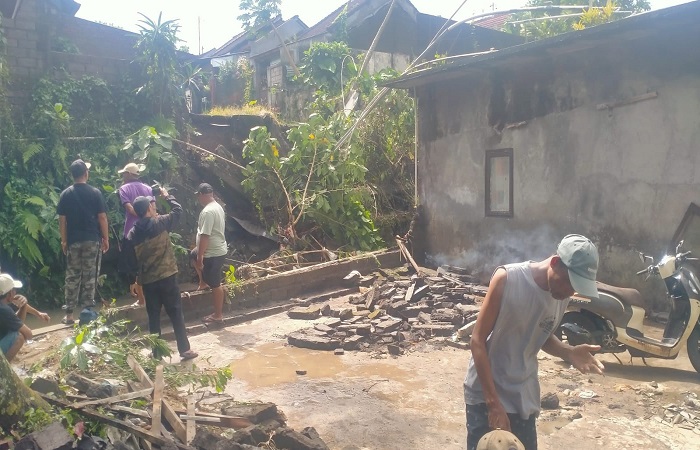 Rumah dari I Wayan Sudarma ambrol menimpa rumah kontrak Semi Christian yang berada disebelah barat sungai di Banjar Dinas Acak Kuwum, Desa Kuwum Marga, Tabanan.