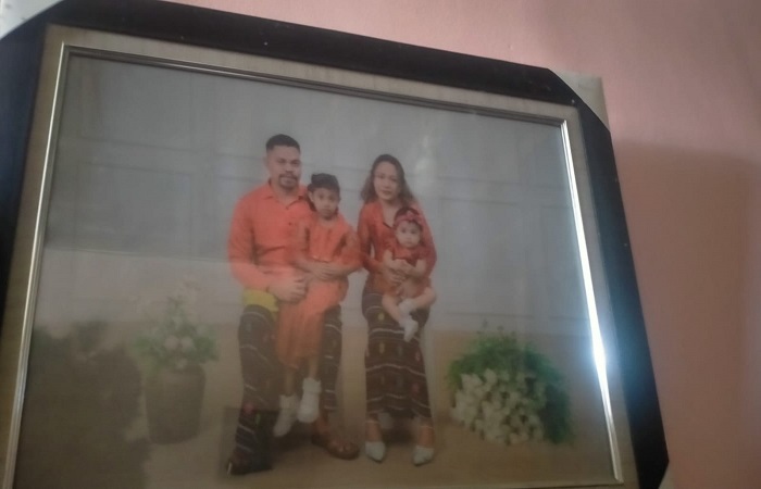 Foto keluarga korban bencana di Tabanan. Semi Christian Banafanu bersama istri dan kedua putri mereka.  Istri dan putrinya yang masih balita hingga kini belum ditemukan.