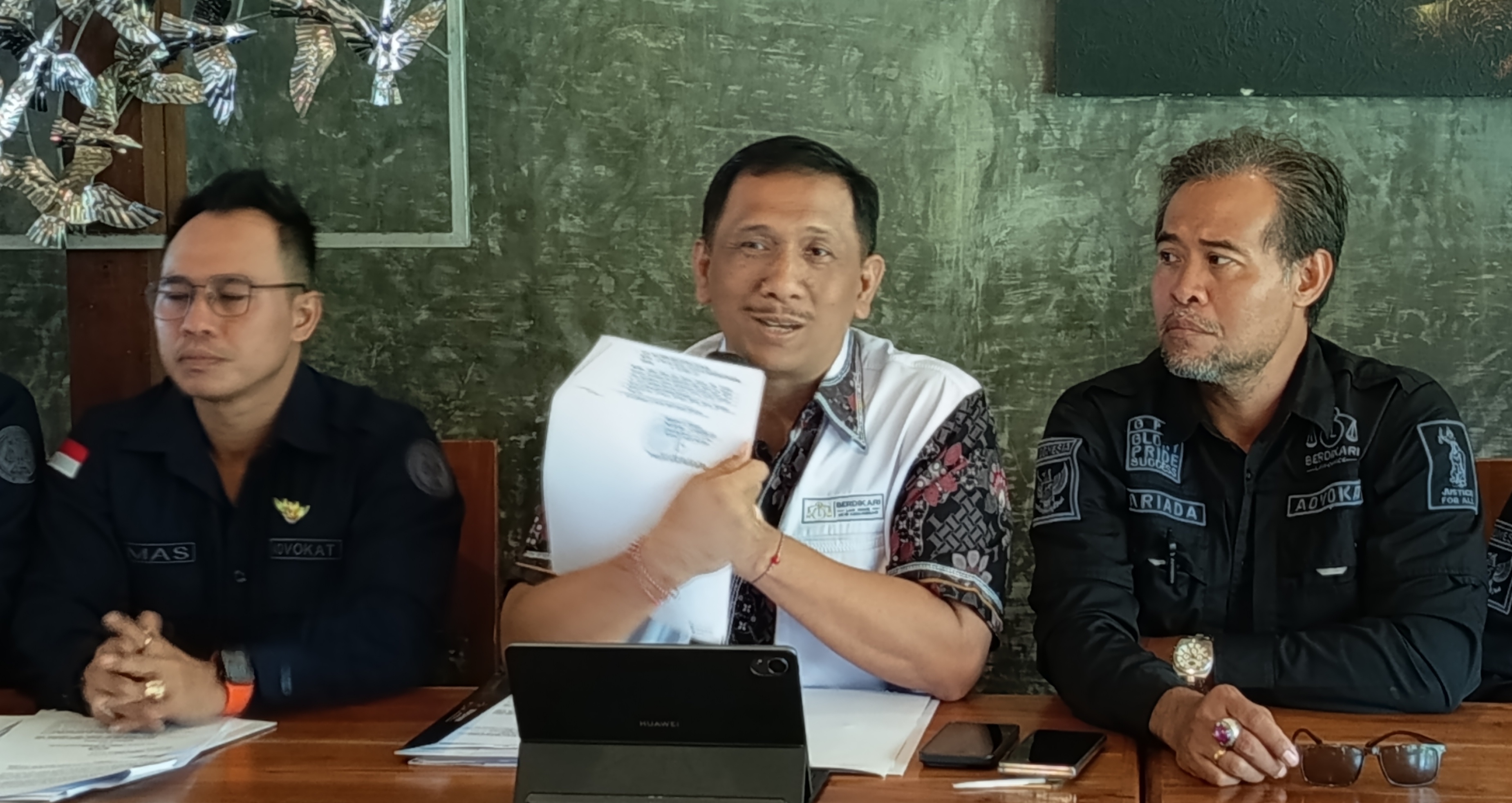 Gede Pasek Suardika (tengah) saat memberikan keterangan pers, Kamis (22/1) kemarin.