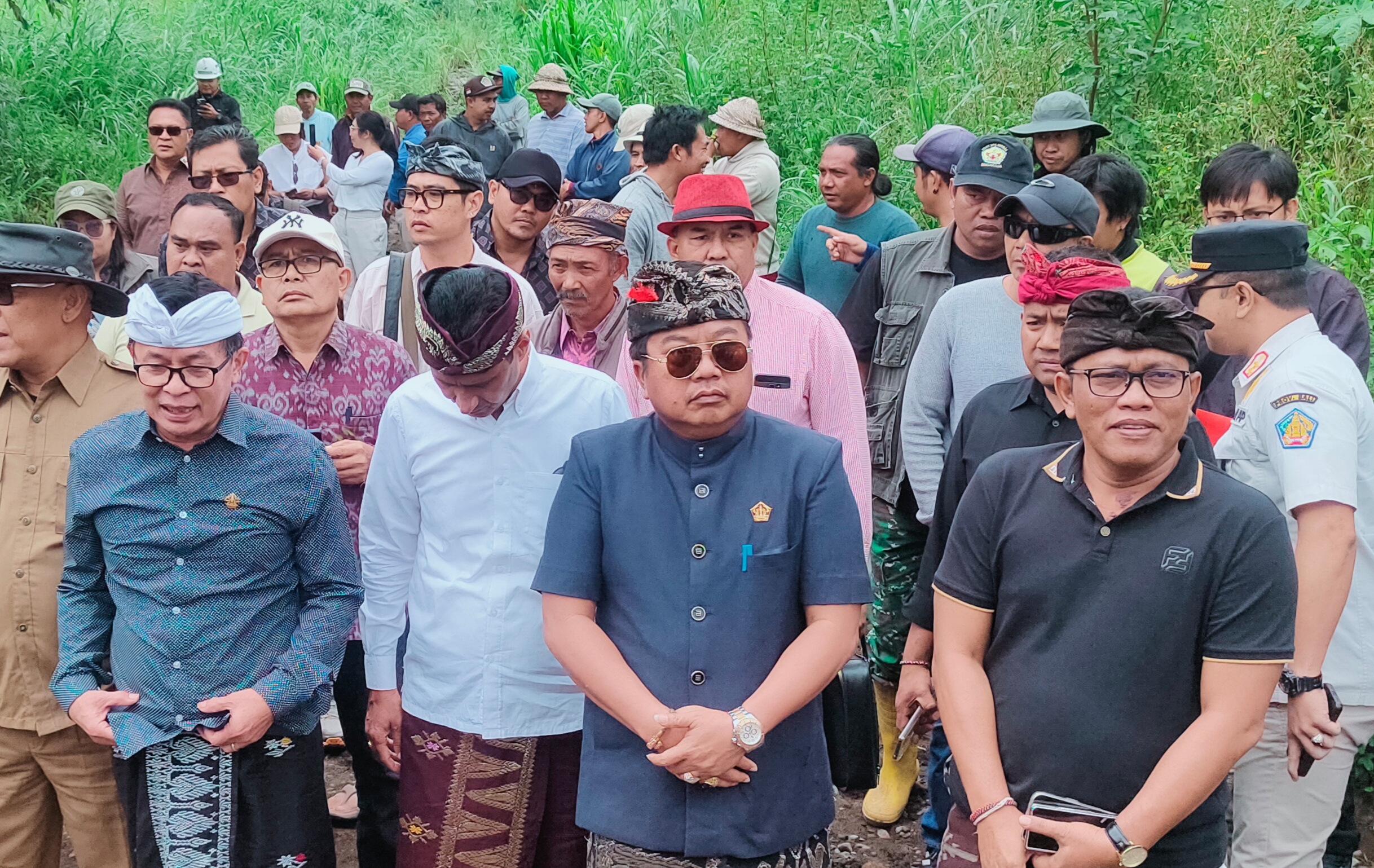 Pansus TRAP DPRD Bali saat melakukan inspeksi ke Desa Pancasari, Kabupaten Buleleng, untuk mengetahui penyebab banjir yang terjadi di desa tersebut.