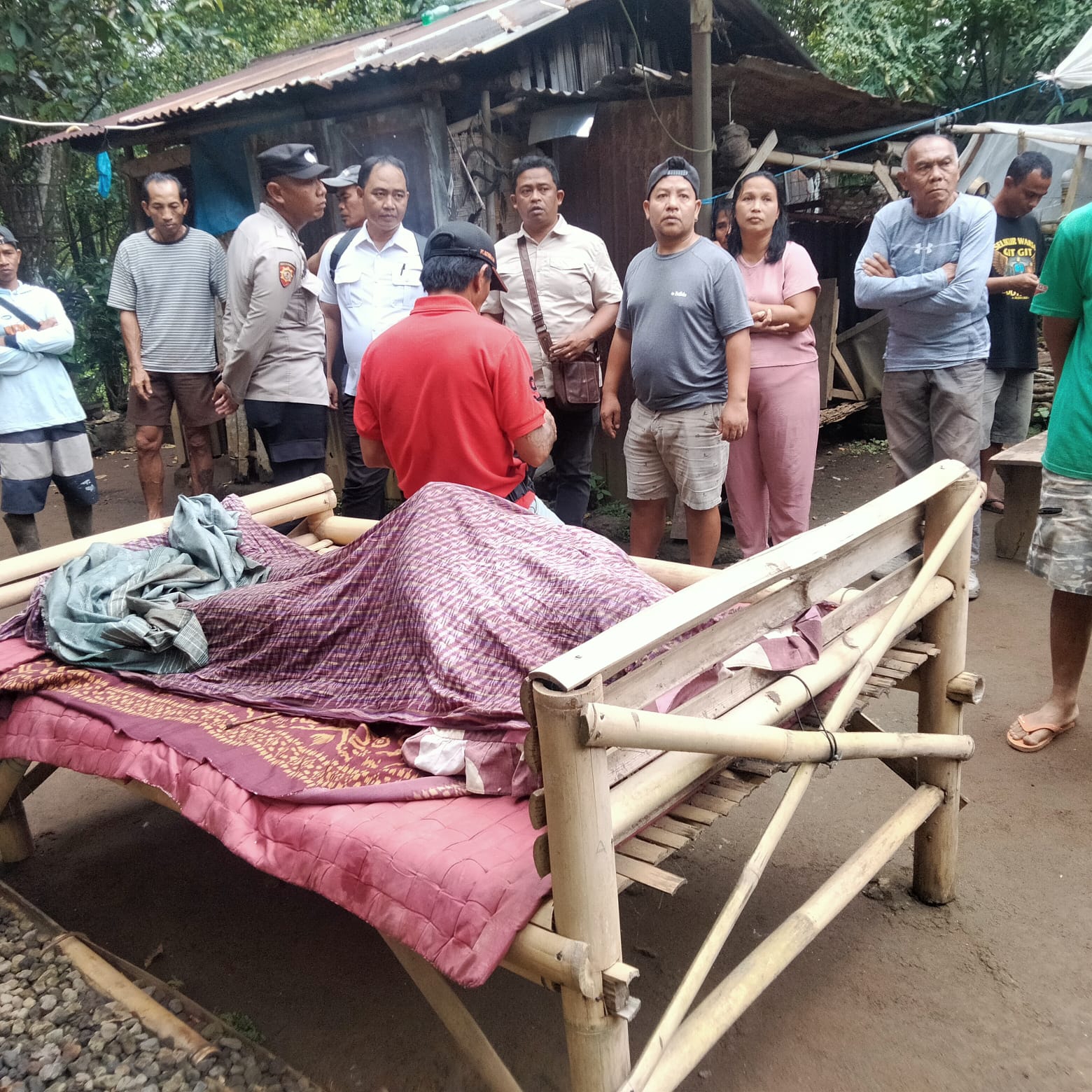 Jenazah Komang R dievakuasi dari dasar jurang Air Terjun Tukad Tangis. Ia diduga bunuh diri ke dasar jurang sedalam 40 meter.