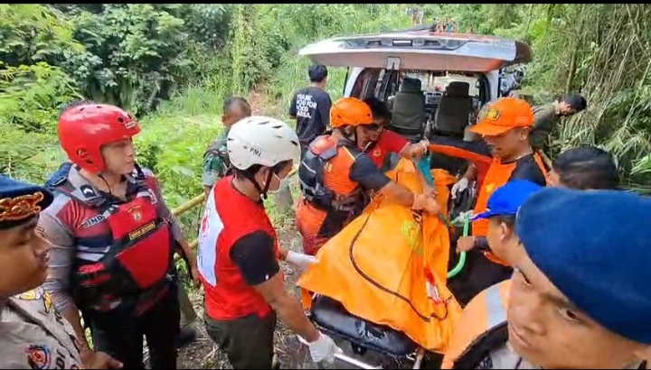 Suasana tim sar gabungan yang melaksanakan proses evakuasi terhadap ditemukan jenazah Yuliana Da Costa Makun ditemukan di Tukad Yeh Ege, Desa Abiantuwung, Kediri Tabanan.