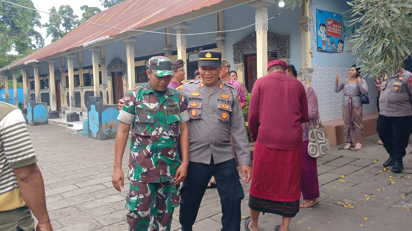 Segel di SDN 4 dan 5 Kubutambahan akhirnya dibuka. Segel tersebut diketahui dibuka pada Rabu (21/1) malam saat turun hujan, oleh ahli waris didampingi aparat kepolisian.