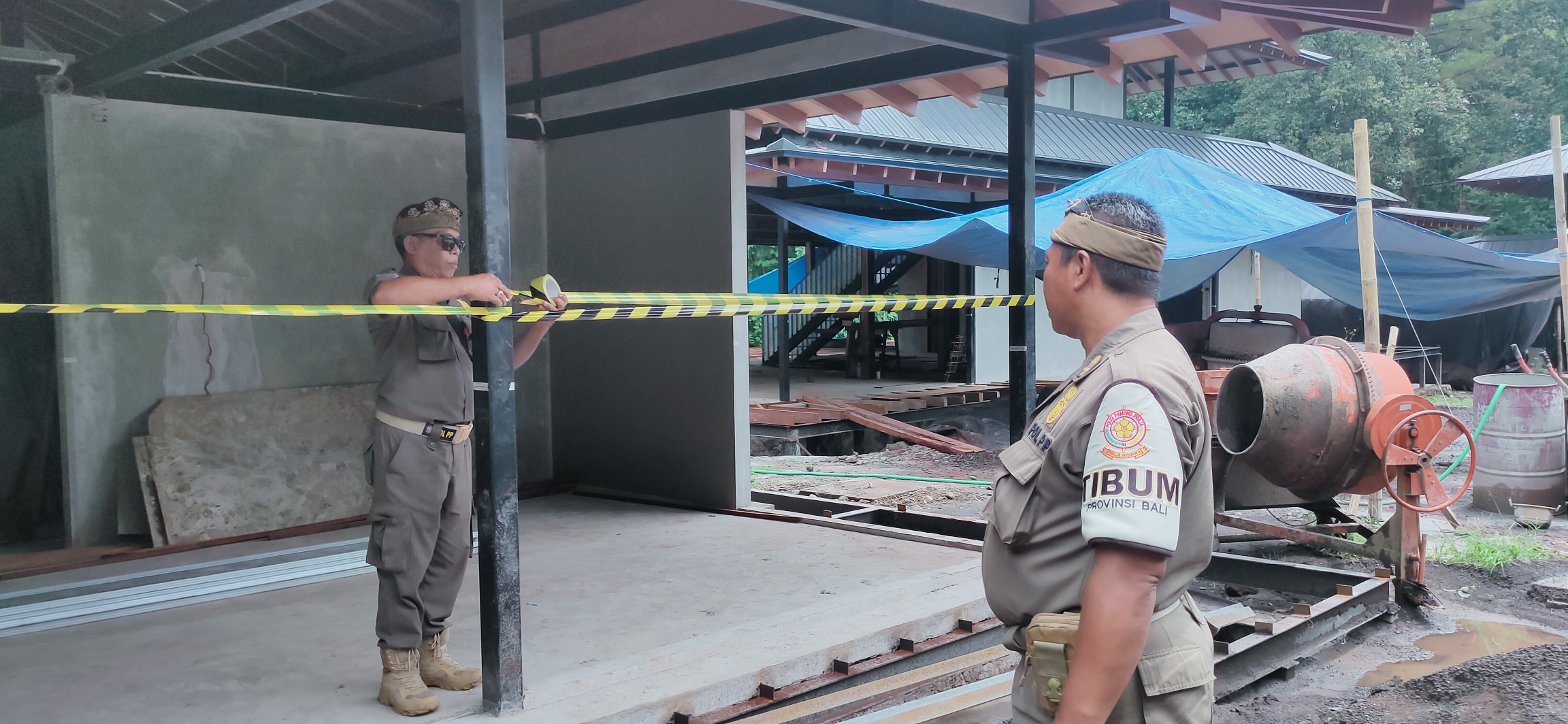 Polisi Pamong Praja Pemprov Bali memasang garis di salah satu proyek bangunan yang dikerjakan manajemen Bali Handara.