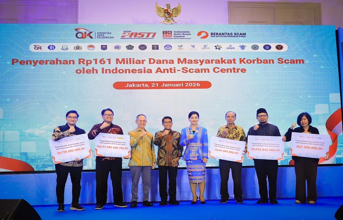 Foto Istimewa. Pengembalian secara simbolik kepada korban scam.